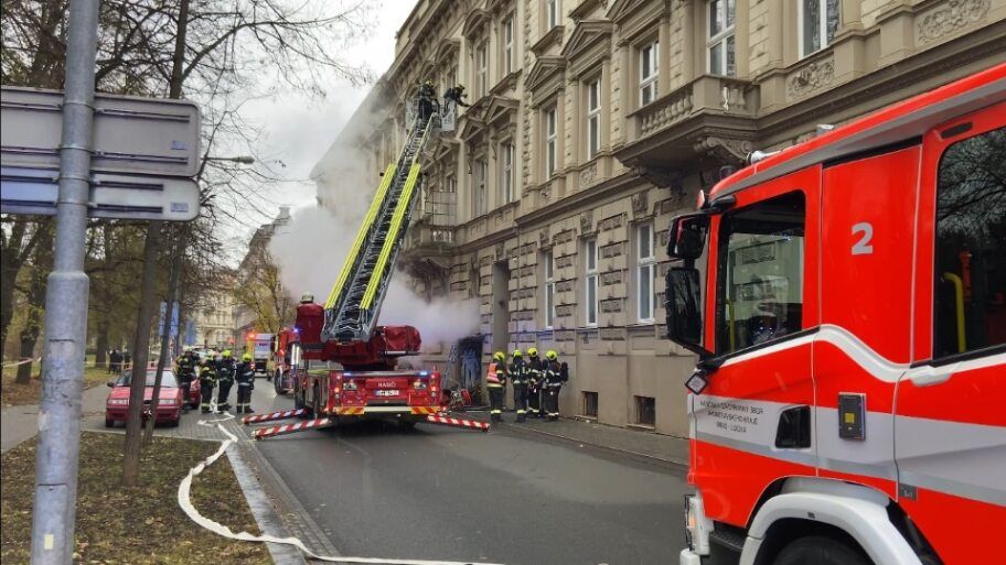 V Brně hořela garsonka, pět lidí se nadýchalo zplodin